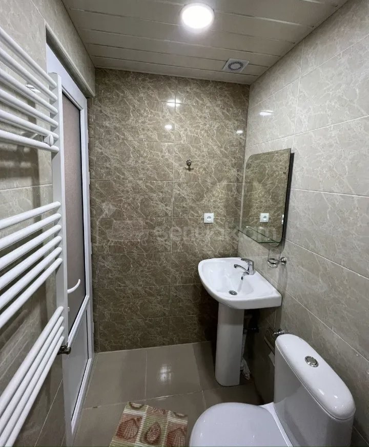 2 Սենյականոց Բնակարան Քարե Շենքում, 48քմ, 1/4 հարկ, Նորմալ Վիճակում, Կահավորված, Արևկող