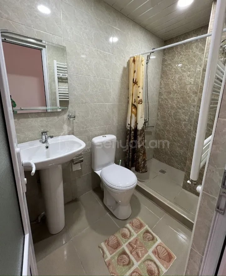 2 Սենյականոց Բնակարան Քարե Շենքում, 48քմ, 1/4 հարկ, Նորմալ Վիճակում, Կահավորված, Արևկող