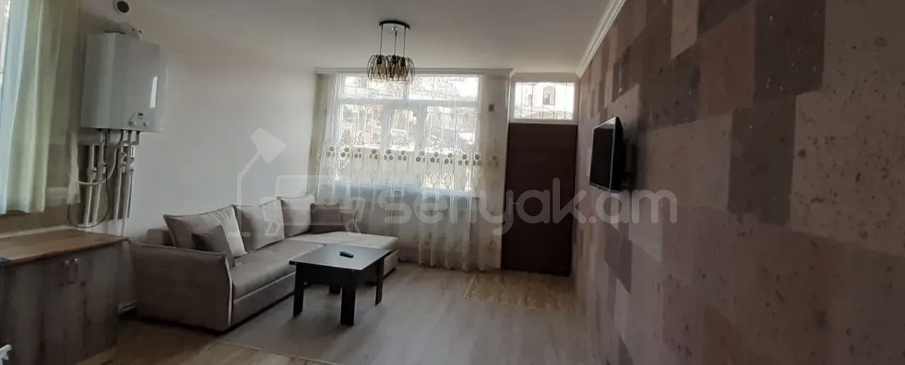 2 Սենյականոց Բնակարան Քարե Շենքում, 48քմ, 1/4 հարկ, Նորմալ Վիճակում, Կահավորված, Արևկող