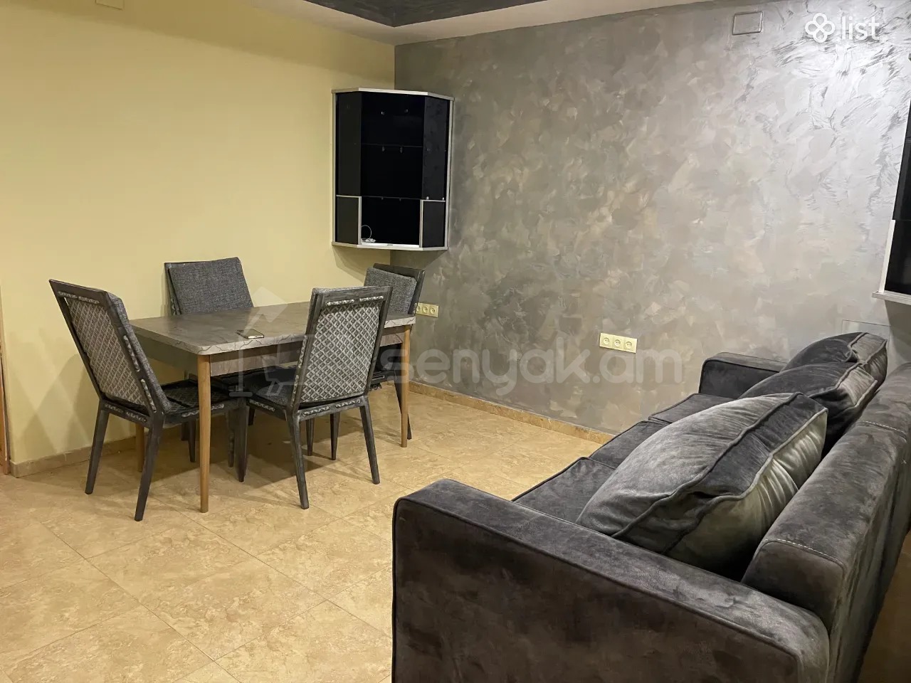 2 Սենյականոց Բնակարան Քարե Շենքում, 40քմ, 2/4 հարկ, Նորմալ Վիճակում, Կահավորված