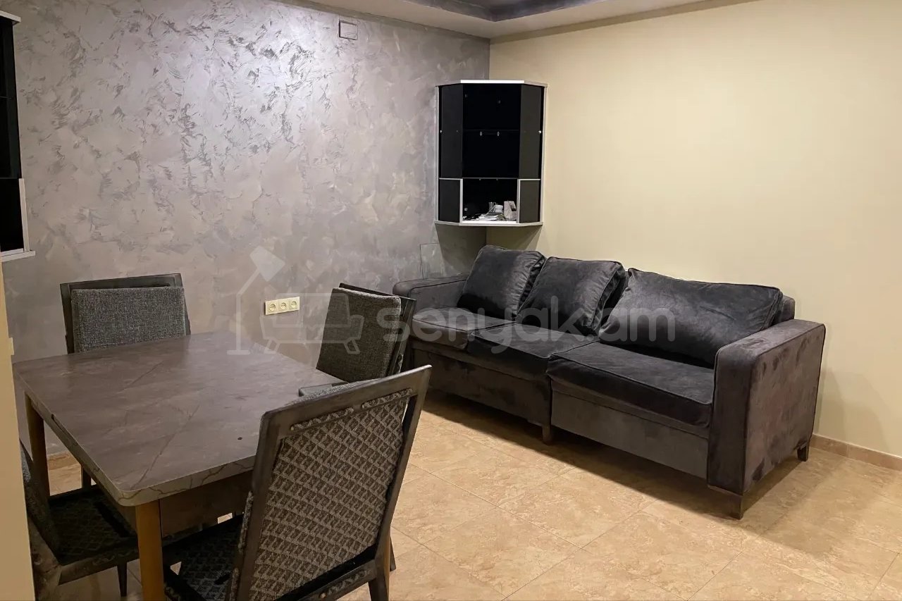 2 Սենյականոց Բնակարան Քարե Շենքում, 40քմ, 2/4 հարկ, Նորմալ Վիճակում, Կահավորված