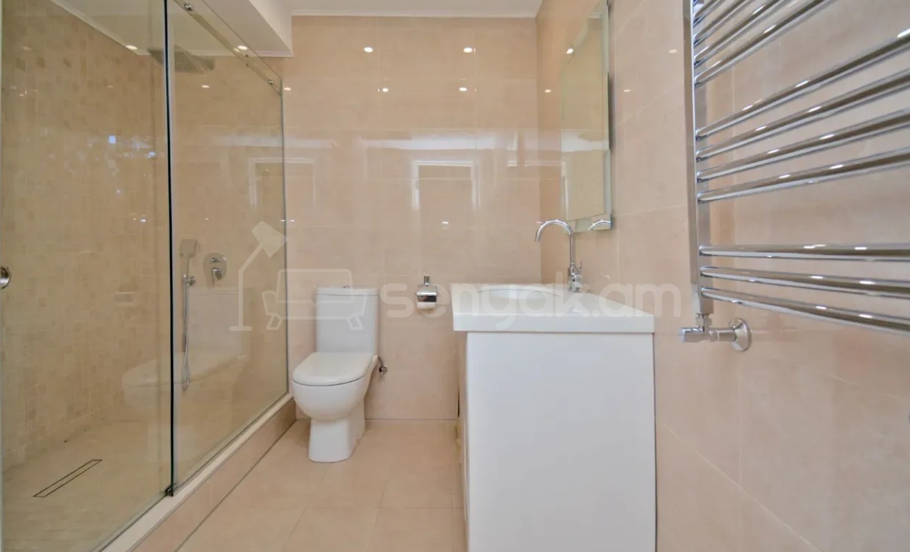 3 Սենյականոց Բնակարան Քարե Շենքում, 139քմ, 2/5 հարկ, Դիզայներական Վերանորոգված