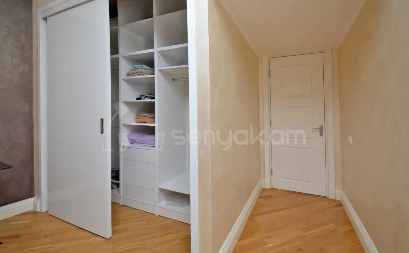 3 Սենյականոց Բնակարան Քարե Շենքում, 139քմ, 2/5 հարկ, Դիզայներական Վերանորոգված