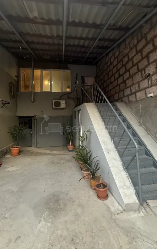 2 Սենյականոց Բնակարան Քարե Շենքում, 64քմ, 2/2 հարկ, Նորմալ Վիճակում, Կահավորված, Արևկող