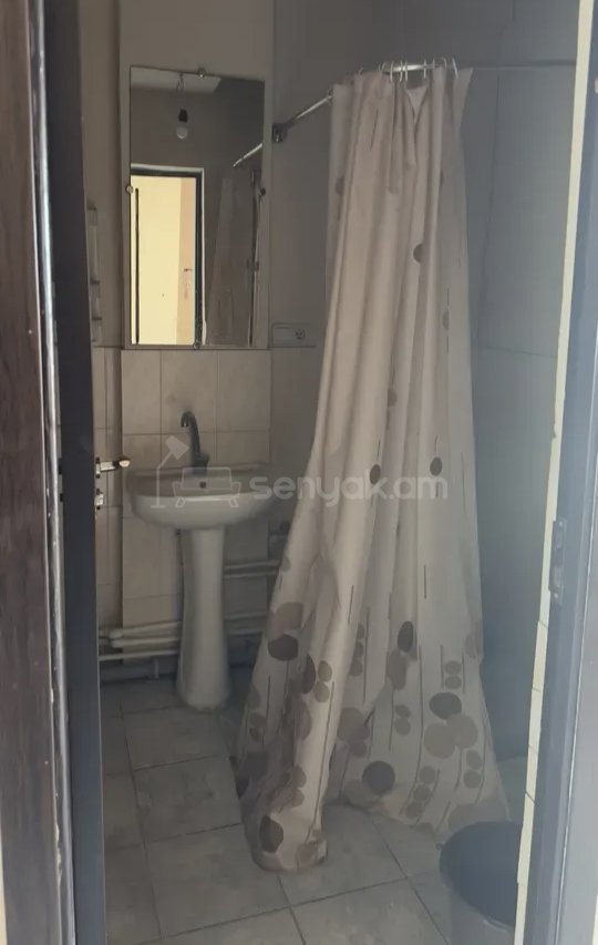 2 Սենյականոց Բնակարան Քարե Շենքում, 48քմ, 2/4 հարկ, Նորմալ Վիճակում, Կահավորված