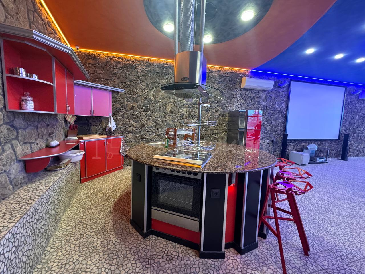 6 Սենյականոց Շքեղ Առանձնատուն, 300քմ, Լողավազանով