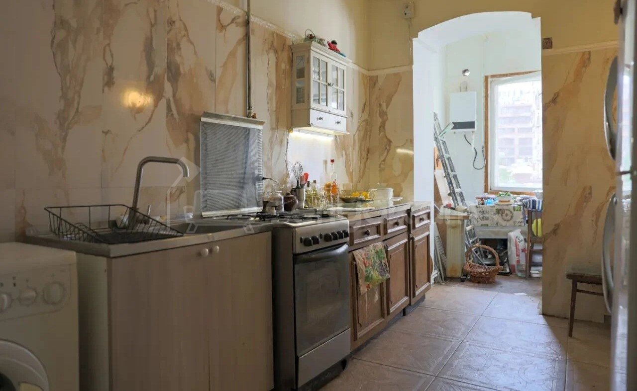 3 Սենյականոց Բնակարան Քարե Շենքում, 92քմ, 4/5 հարկ, Նորմալ Վիճակում