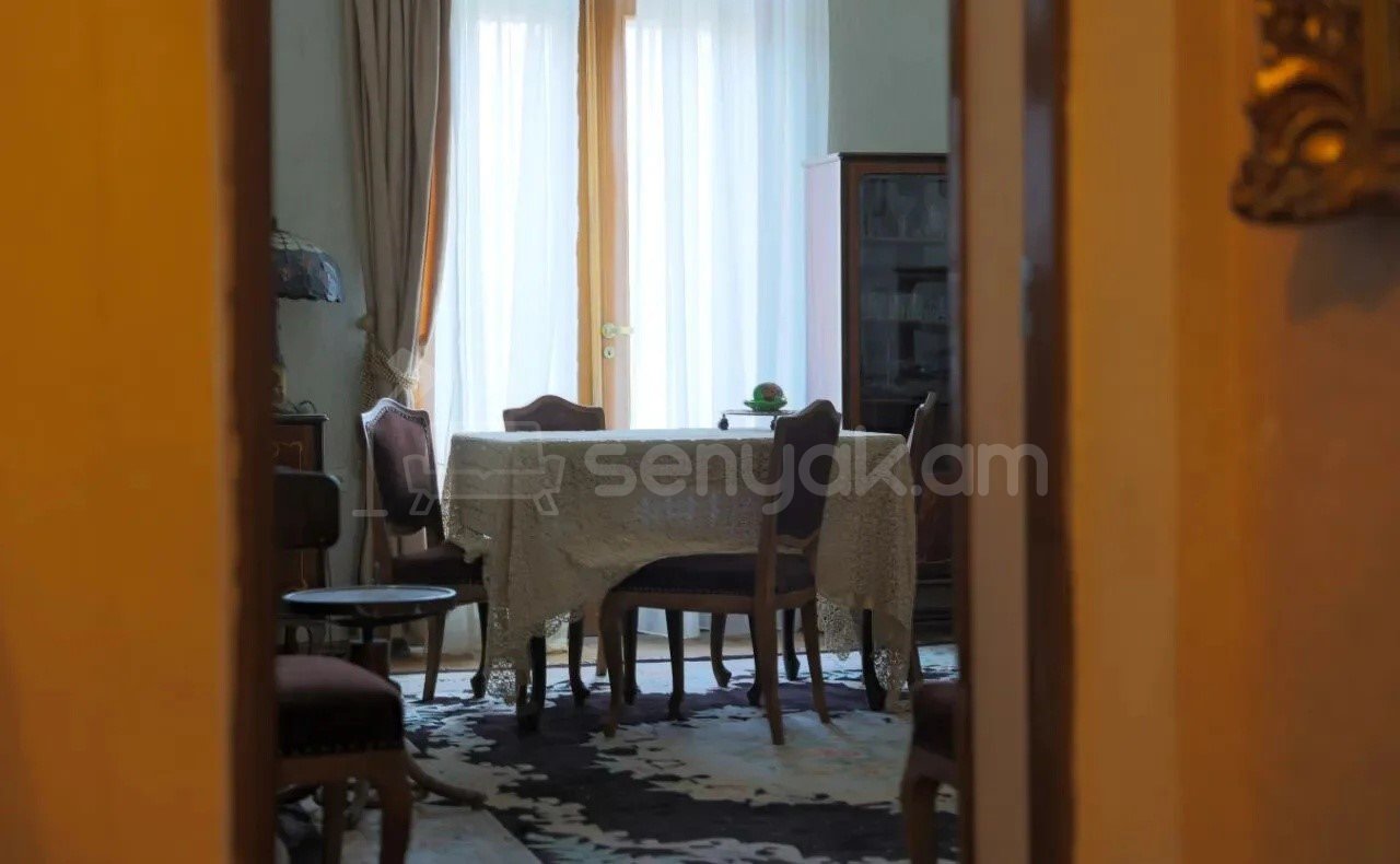 3 Սենյականոց Բնակարան Քարե Շենքում, 92քմ, 4/5 հարկ, Նորմալ Վիճակում