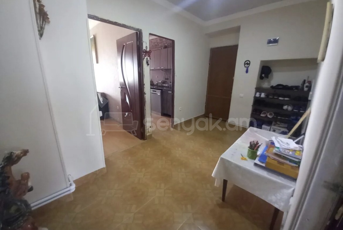 3 Սենյականոց Բնակարան Քարե Շենքում, 80քմ, 5/5 հարկ, Նորմալ Վիճակում