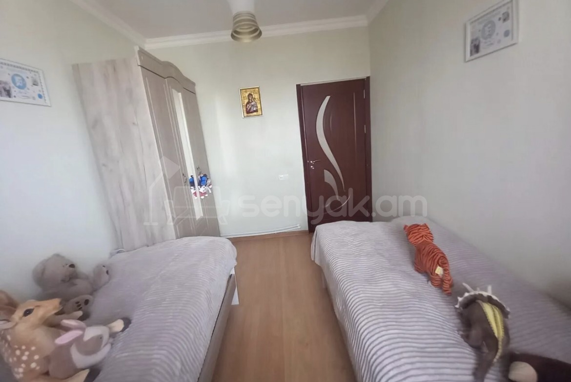 3 Սենյականոց Բնակարան Քարե Շենքում, 80քմ, 5/5 հարկ, Նորմալ Վիճակում