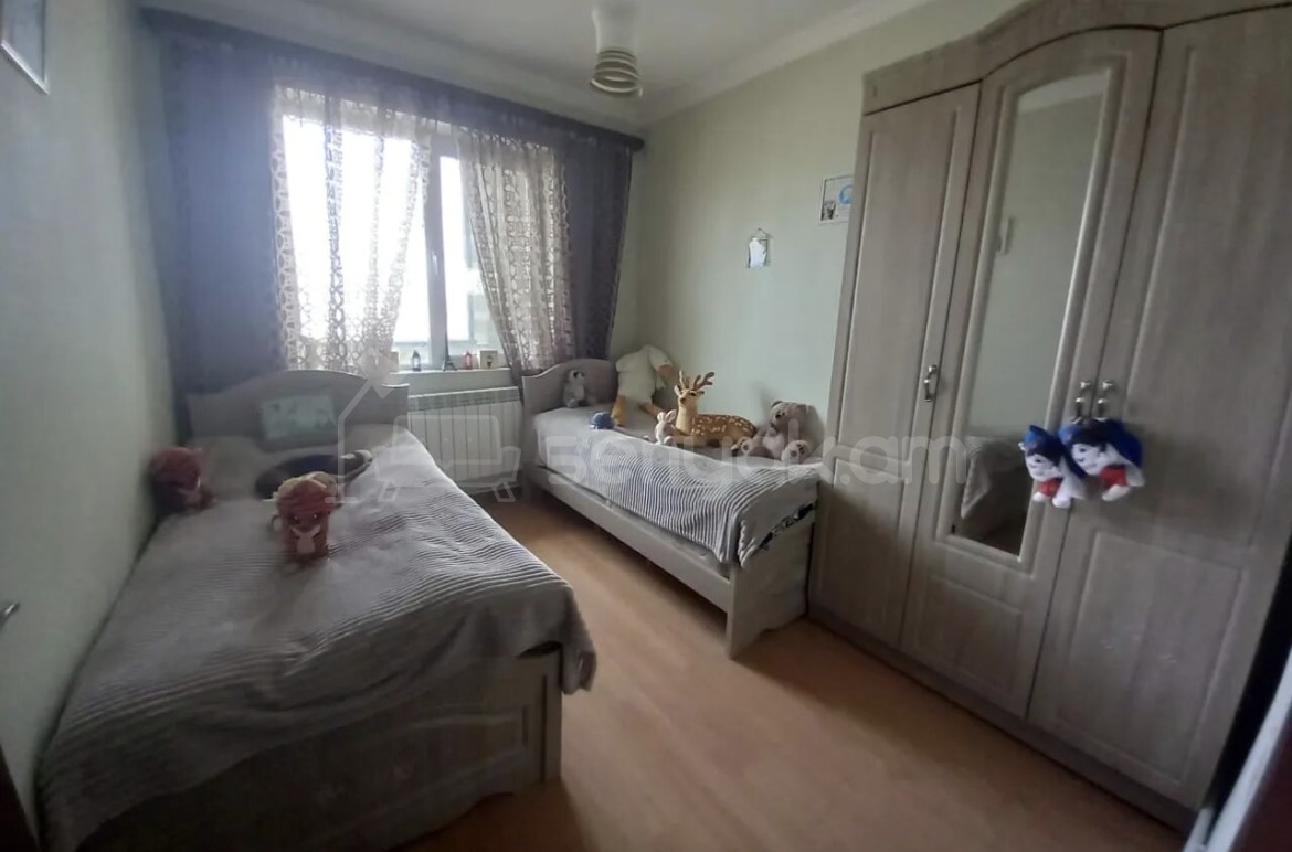 3 Սենյականոց Բնակարան Քարե Շենքում, 80քմ, 5/5 հարկ, Նորմալ Վիճակում