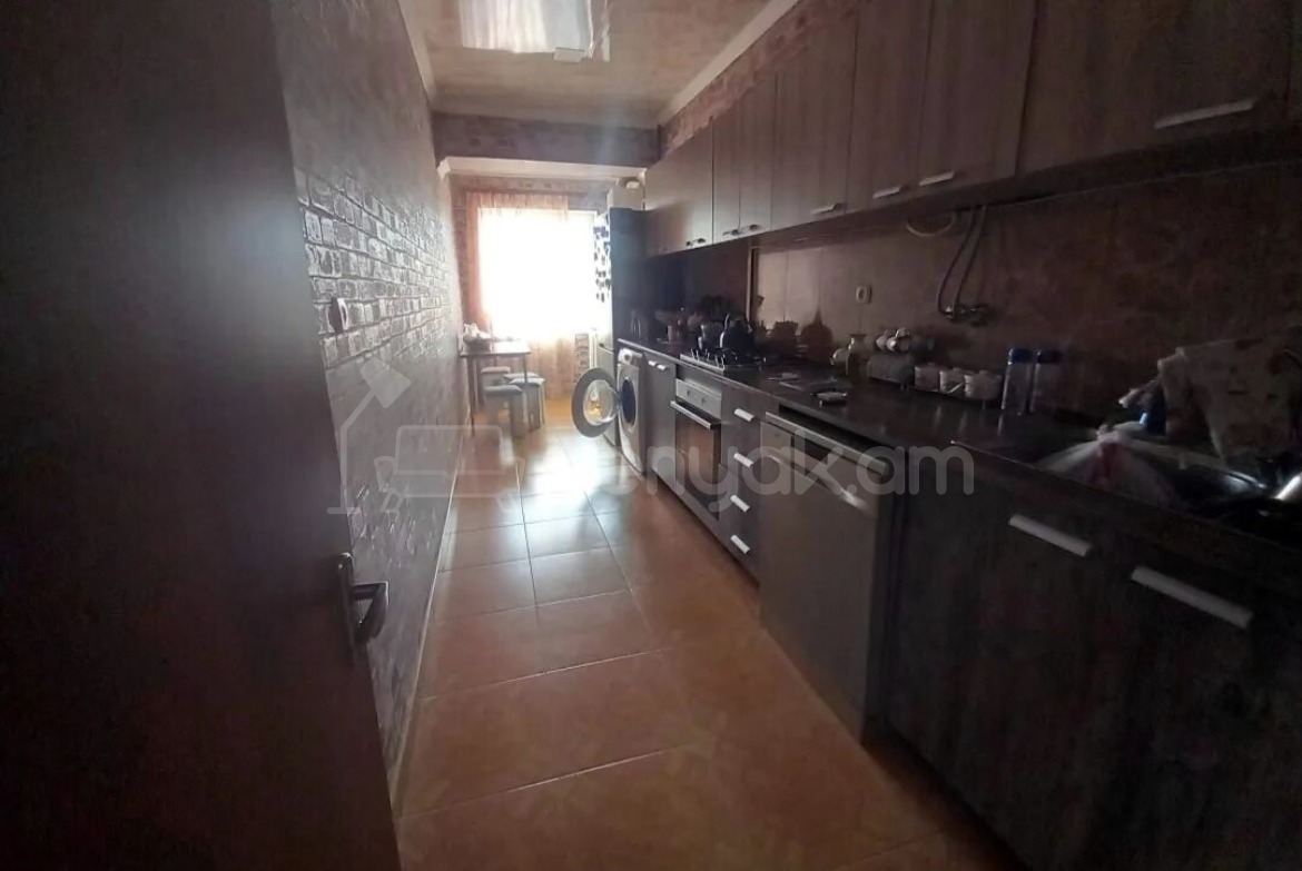 3 Սենյականոց Բնակարան Քարե Շենքում, 80քմ, 5/5 հարկ, Նորմալ Վիճակում