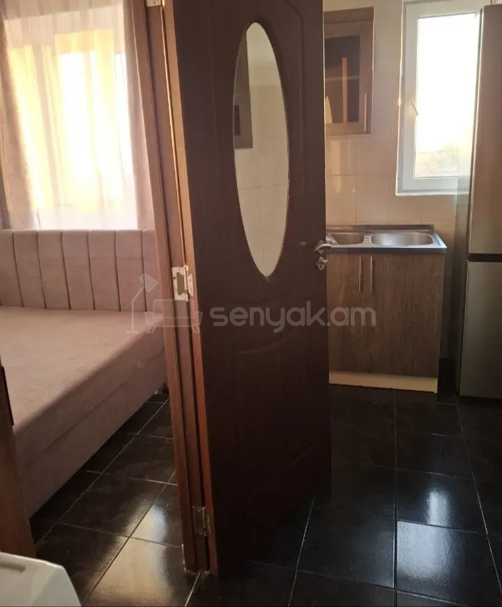 1 Սենյականոց Բնակարան Քարե Շենքում, 38քմ, 2/4 հարկ, Նորմալ Վիճակում, Կահավորված