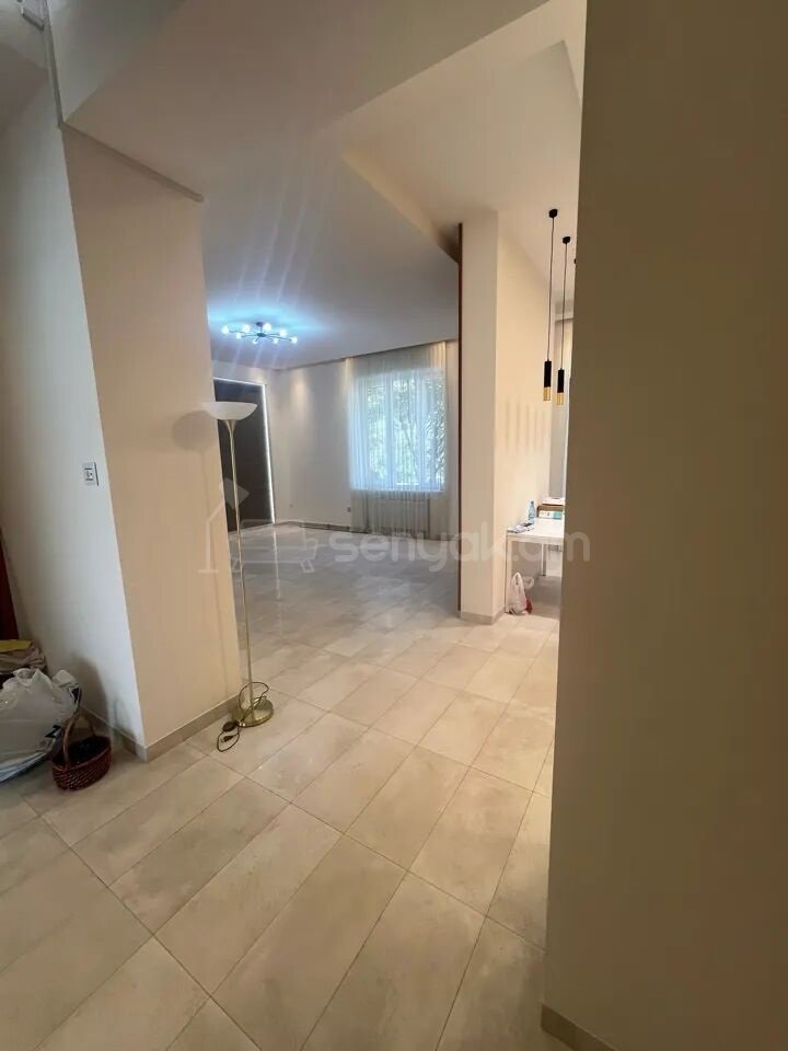 3 Սենյականոց Բնակարան Քարե Շենքում, 107քմ, 2/5 հարկ, Դիզայներական Վերանորոգված