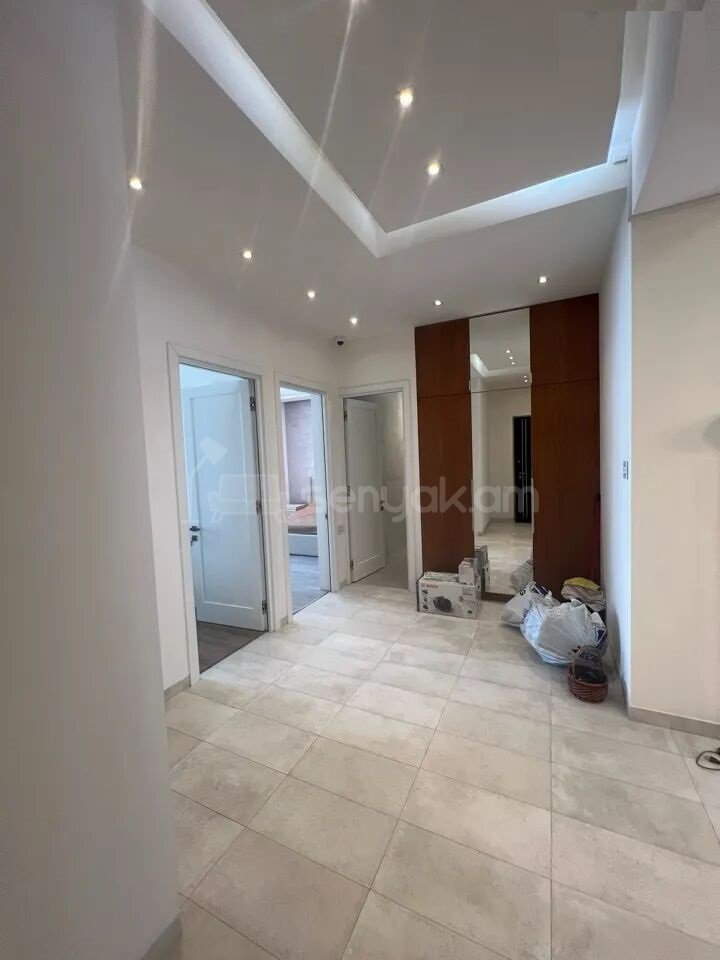 3 Սենյականոց Բնակարան Քարե Շենքում, 107քմ, 2/5 հարկ, Դիզայներական Վերանորոգված