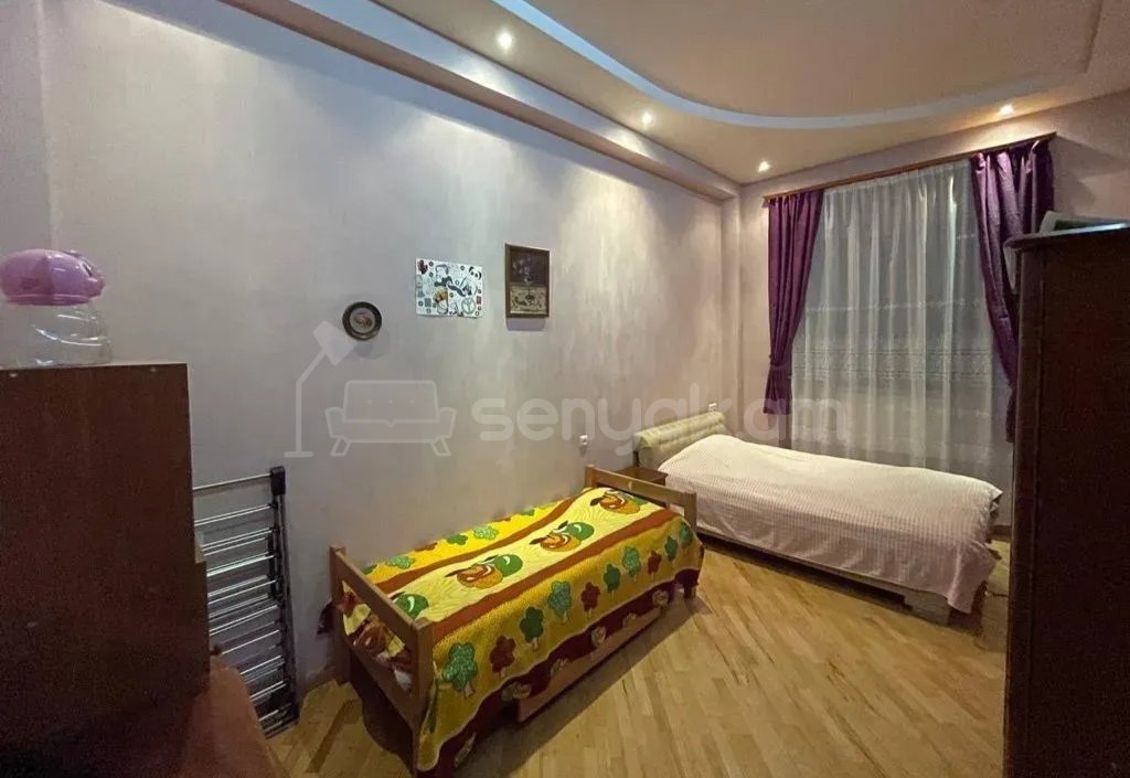 3 Սենյականոց Բնակարան Քարե Շենքում, 80քմ, 1/5 հարկ, Նորմալ Վիճակում, Կահավորված, Արևկող