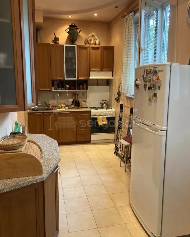 3 Սենյականոց Բնակարան Քարե Շենքում, 80քմ, 1/5 հարկ, Նորմալ Վիճակում, Կահավորված, Արևկող