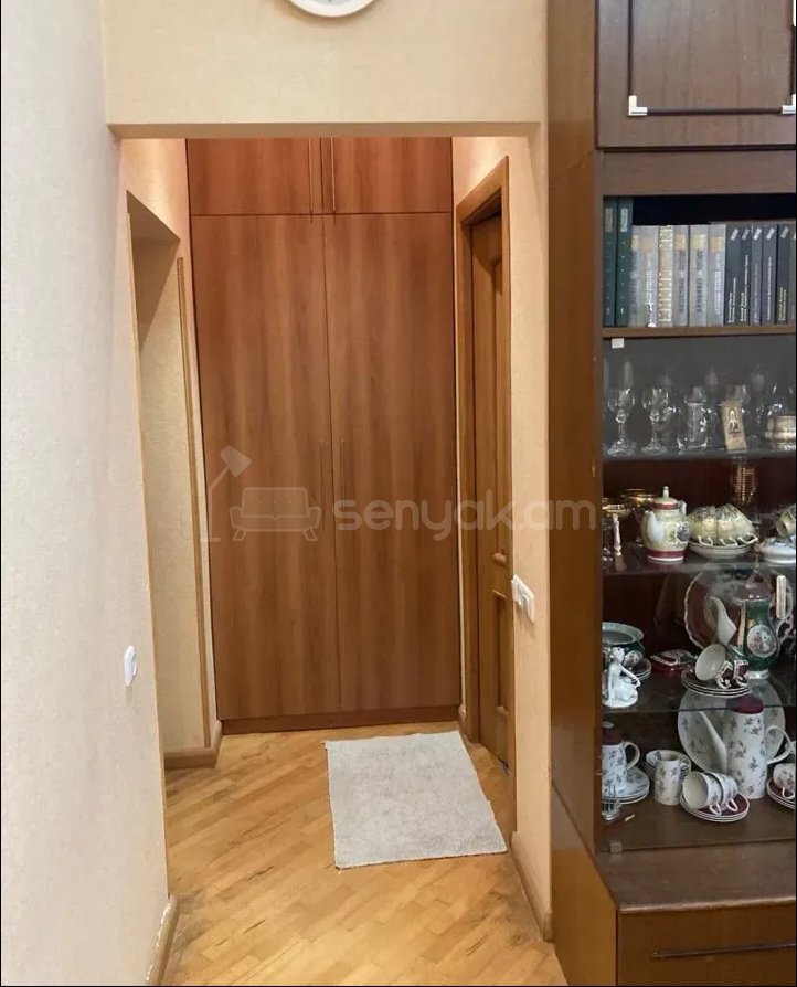 3 Սենյականոց Բնակարան Քարե Շենքում, 80քմ, 1/5 հարկ, Նորմալ Վիճակում, Կահավորված, Արևկող