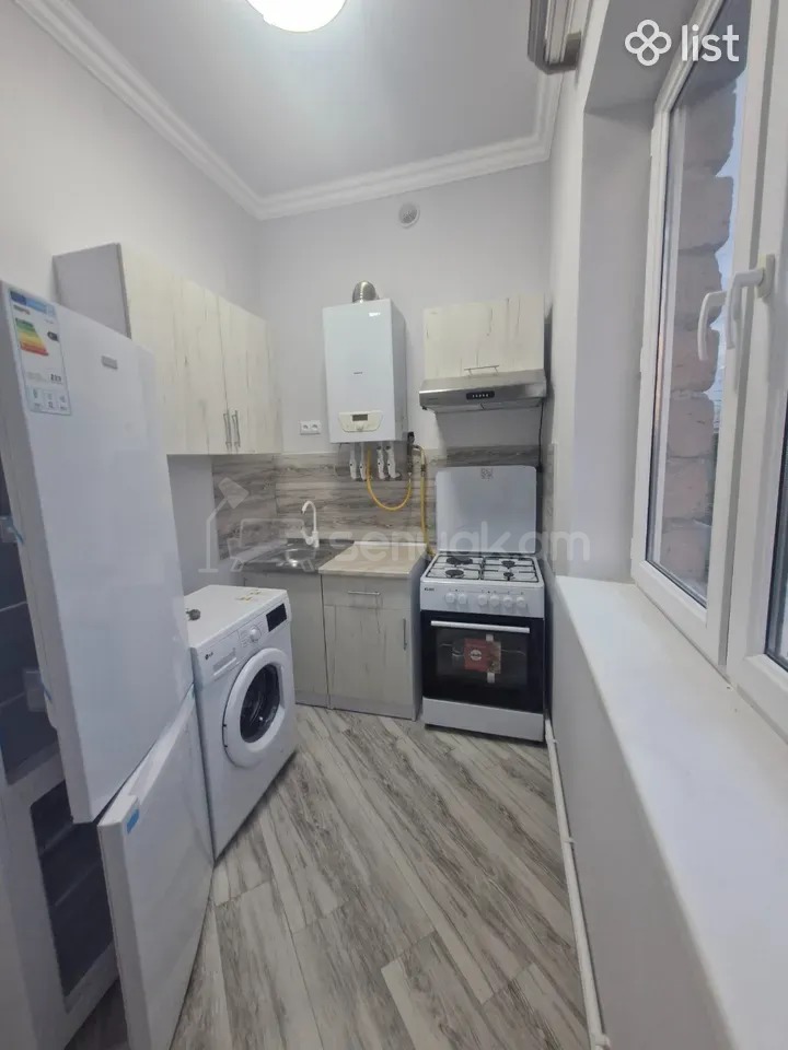 3 Սենյականոց Բնակարան Քարե Շենքում, 56քմ, 2/4 հարկ, Նորմալ Վիճակում, Կահավորված