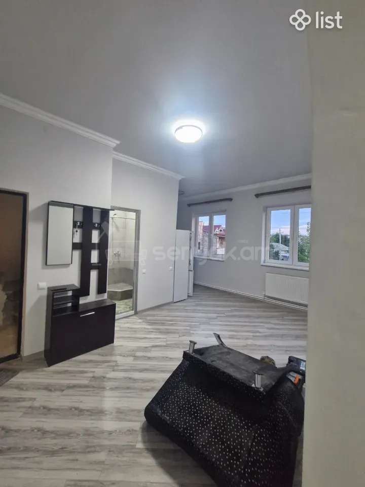 3 Սենյականոց Բնակարան Քարե Շենքում, 56քմ, 2/4 հարկ, Նորմալ Վիճակում, Կահավորված