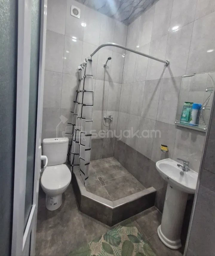 3 Սենյականոց Բնակարան Քարե Շենքում, 56քմ, 2/4 հարկ, Նորմալ Վիճակում, Կահավորված