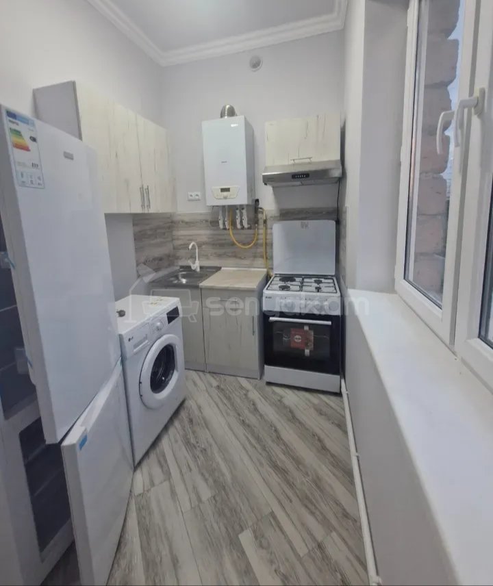 3 Սենյականոց Բնակարան Քարե Շենքում, 56քմ, 2/4 հարկ, Նորմալ Վիճակում, Կահավորված