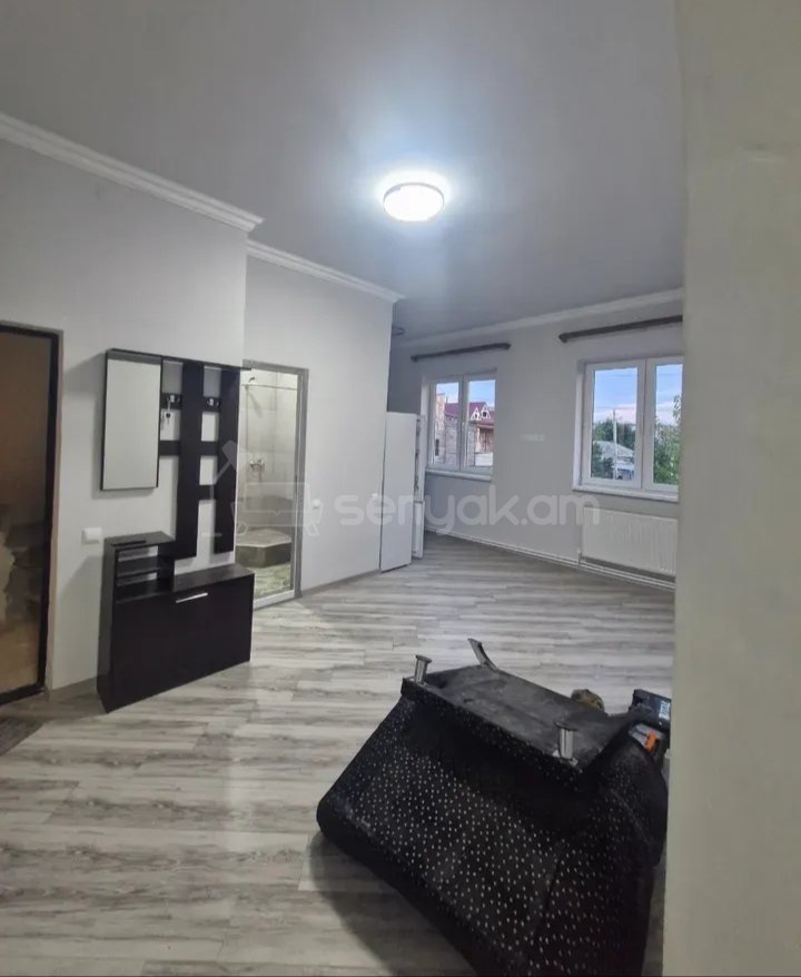 3 Սենյականոց Բնակարան Քարե Շենքում, 56քմ, 2/4 հարկ, Նորմալ Վիճակում, Կահավորված