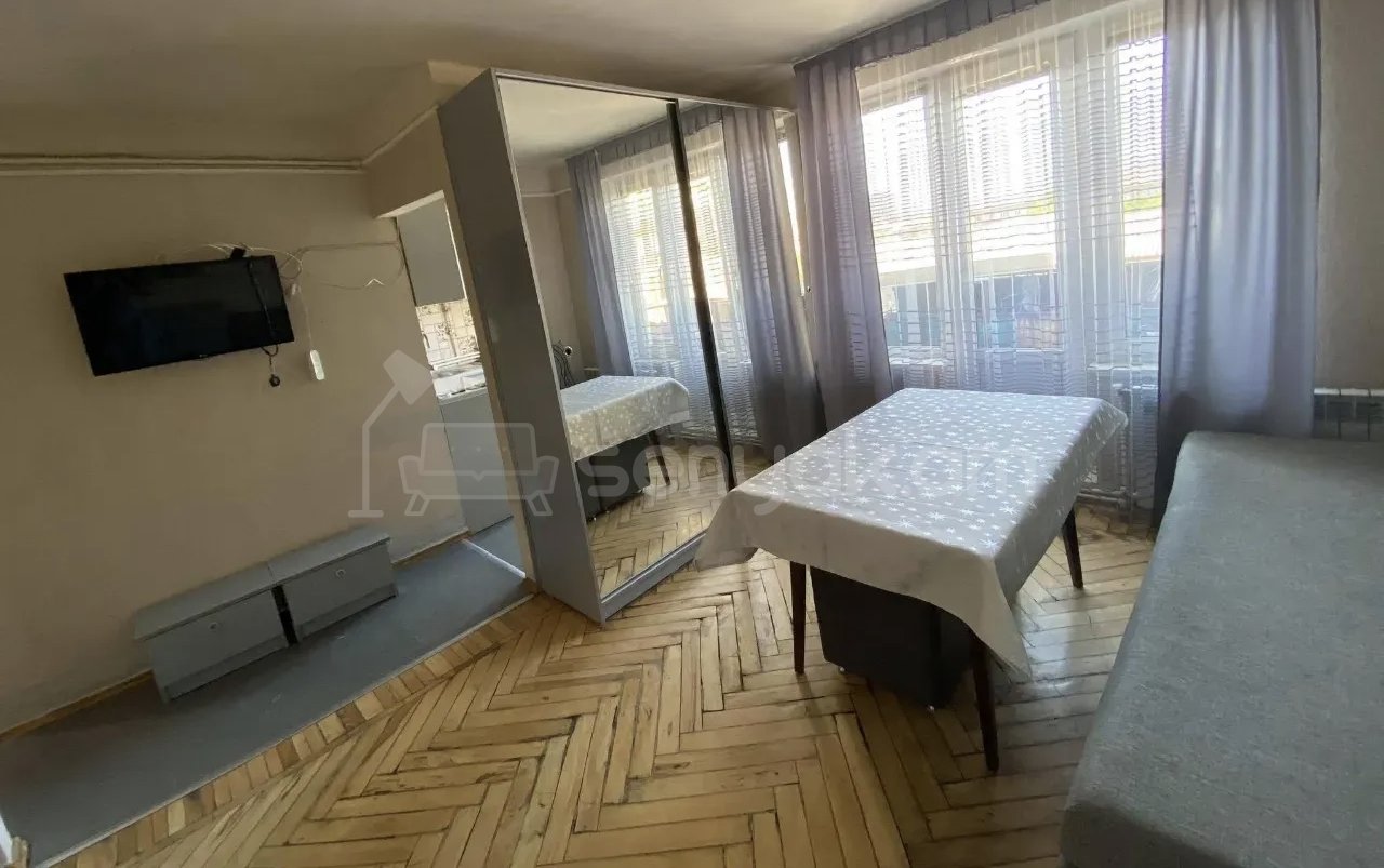 1 Սենյականոց Բնակարան Քարե Շենքում, 40քմ, 2/4 հարկ, Նորմալ Վիճակում, Կահավորված