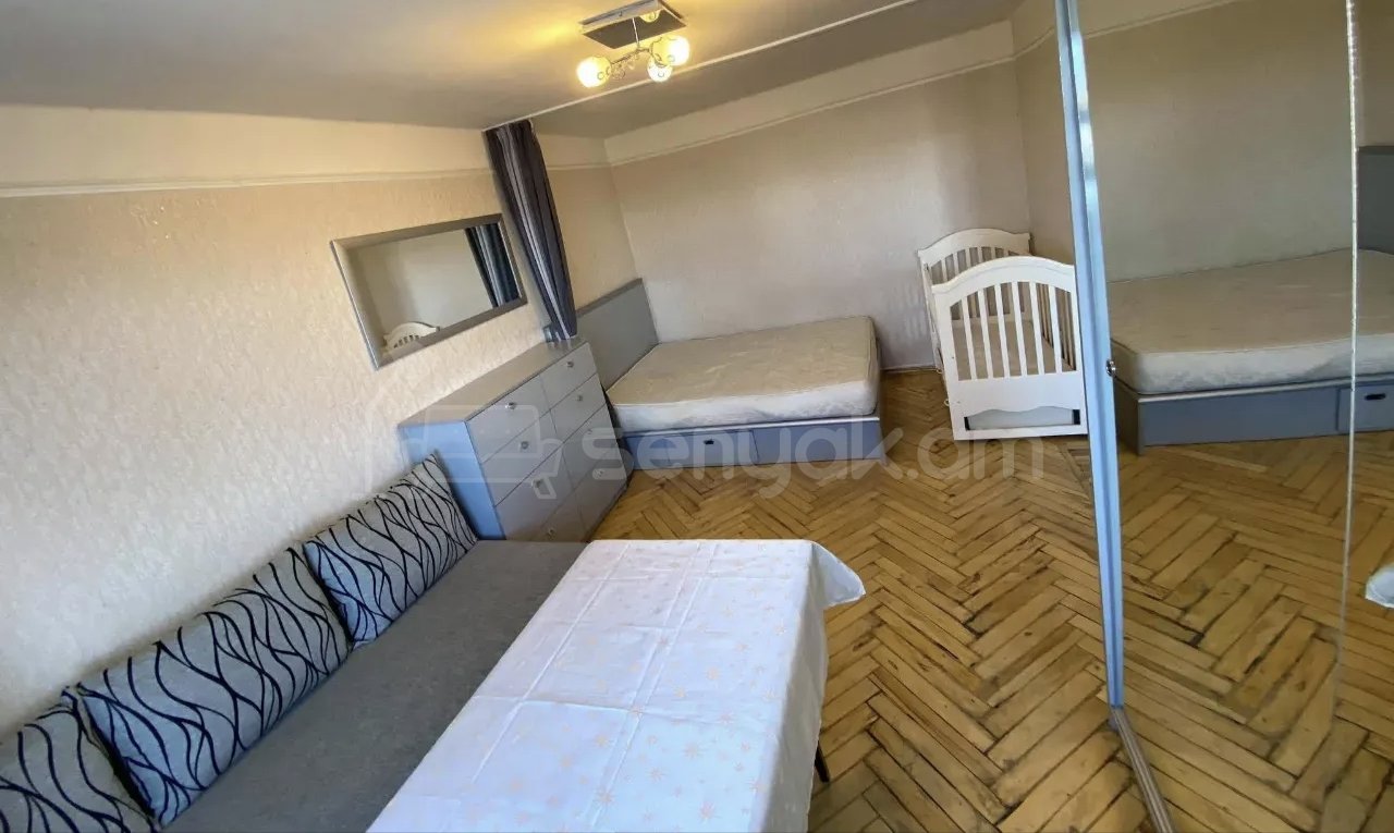 1 Սենյականոց Բնակարան Քարե Շենքում, 40քմ, 2/4 հարկ, Նորմալ Վիճակում, Կահավորված