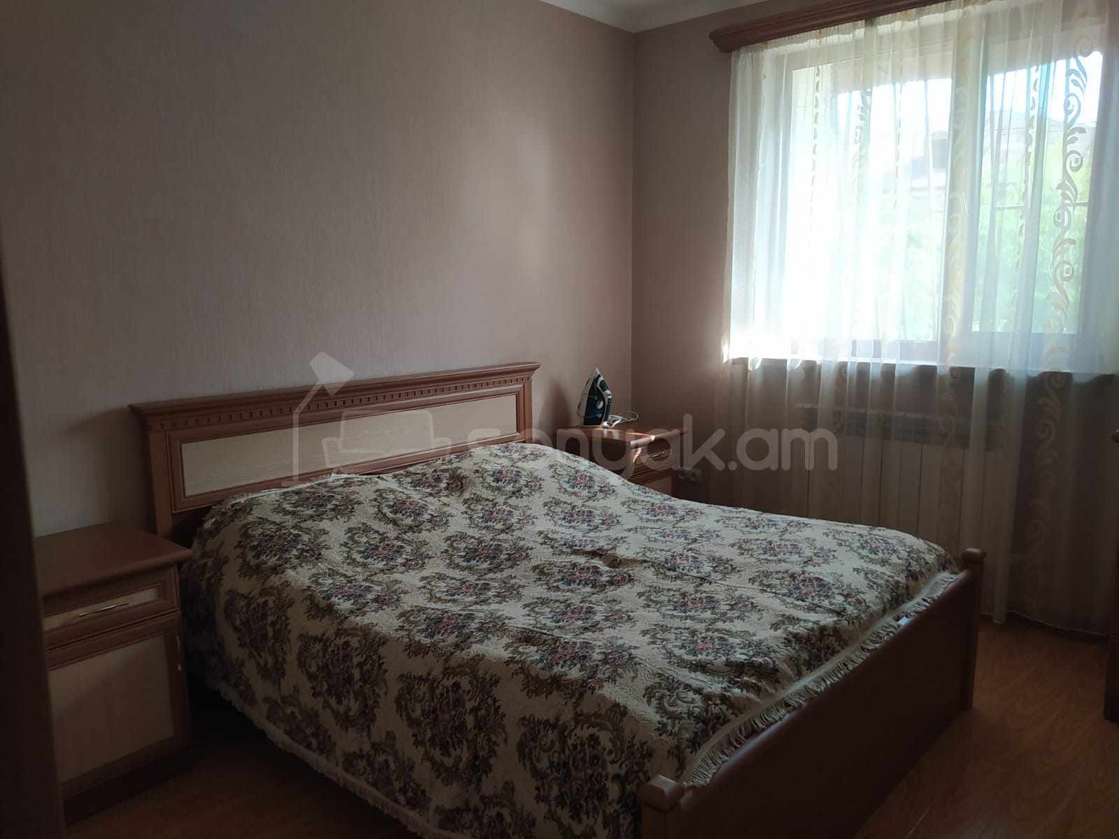 3 Սենյականոց Բնակարան Քարե Շենքում, 80քմ, 2/5 հարկ, Նորմալ Վիճակում, Կահավորված