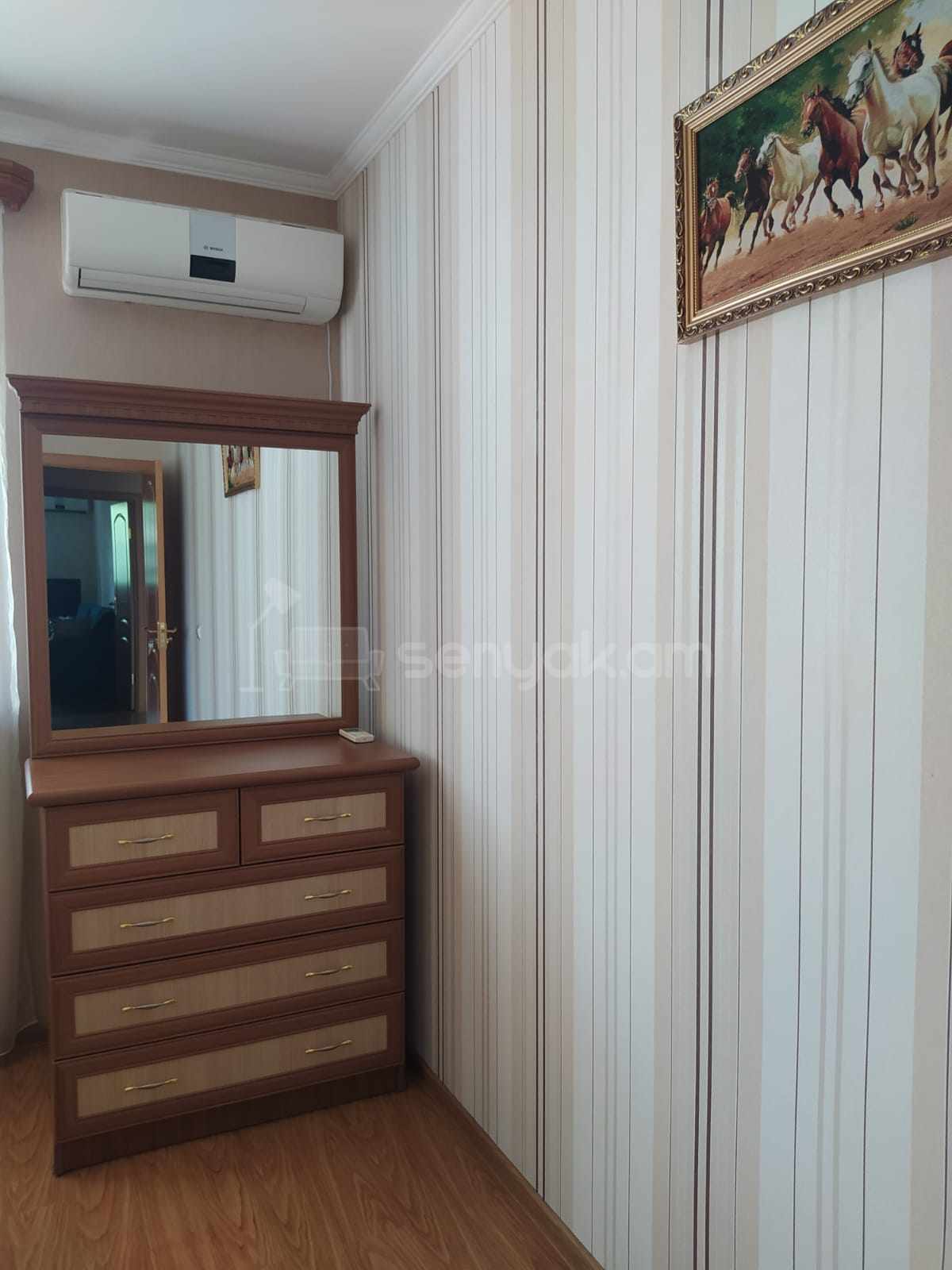 3 Սենյականոց Բնակարան Քարե Շենքում, 80քմ, 2/5 հարկ, Նորմալ Վիճակում, Կահավորված