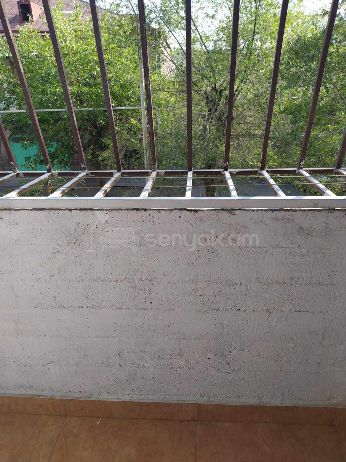 3 Սենյականոց Բնակարան Քարե Շենքում, 80քմ, 2/5 հարկ, Նորմալ Վիճակում, Կահավորված