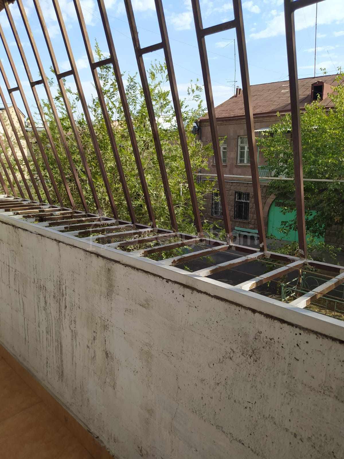 3 Սենյականոց Բնակարան Քարե Շենքում, 80քմ, 2/5 հարկ, Նորմալ Վիճակում, Կահավորված