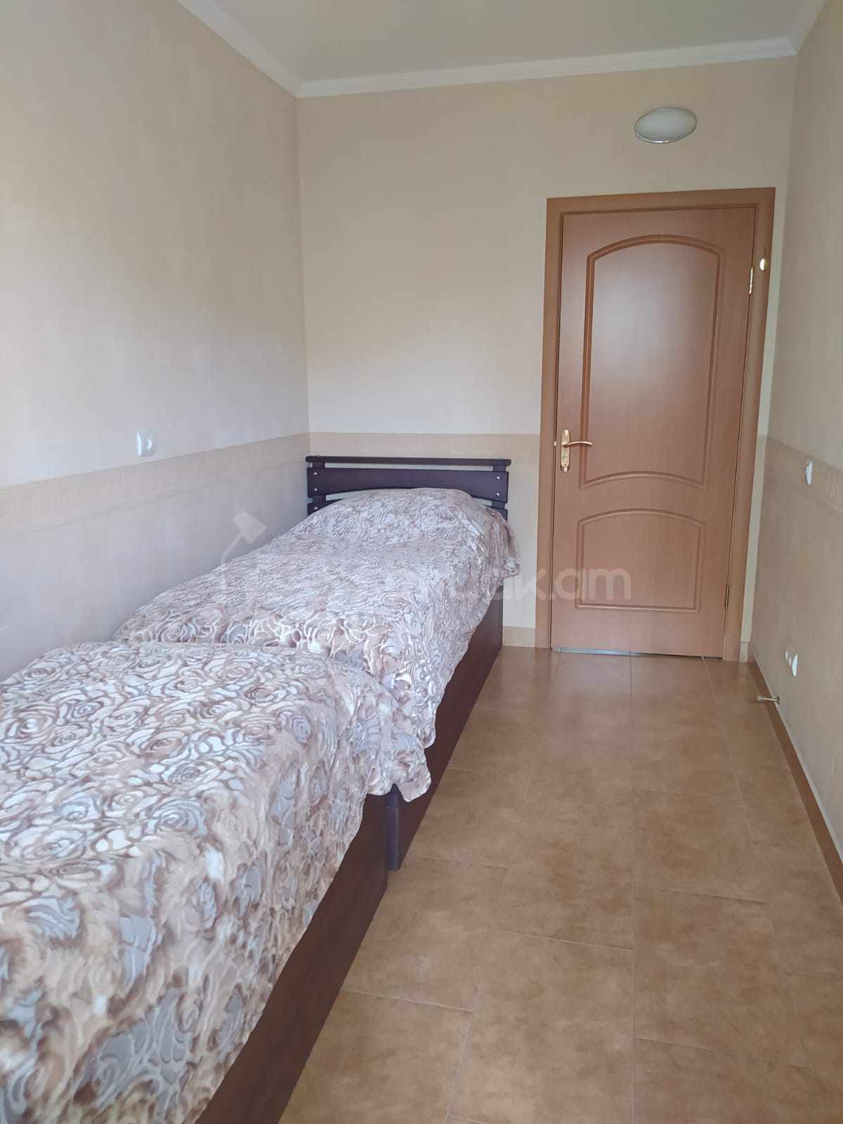 3 Սենյականոց Բնակարան Քարե Շենքում, 80քմ, 2/5 հարկ, Նորմալ Վիճակում, Կահավորված