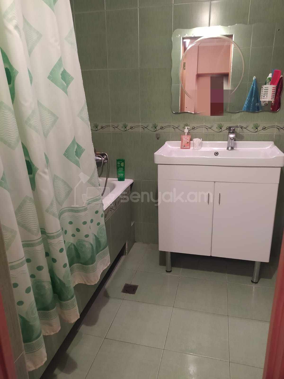 3 Սենյականոց Բնակարան Քարե Շենքում, 80քմ, 2/5 հարկ, Նորմալ Վիճակում, Կահավորված