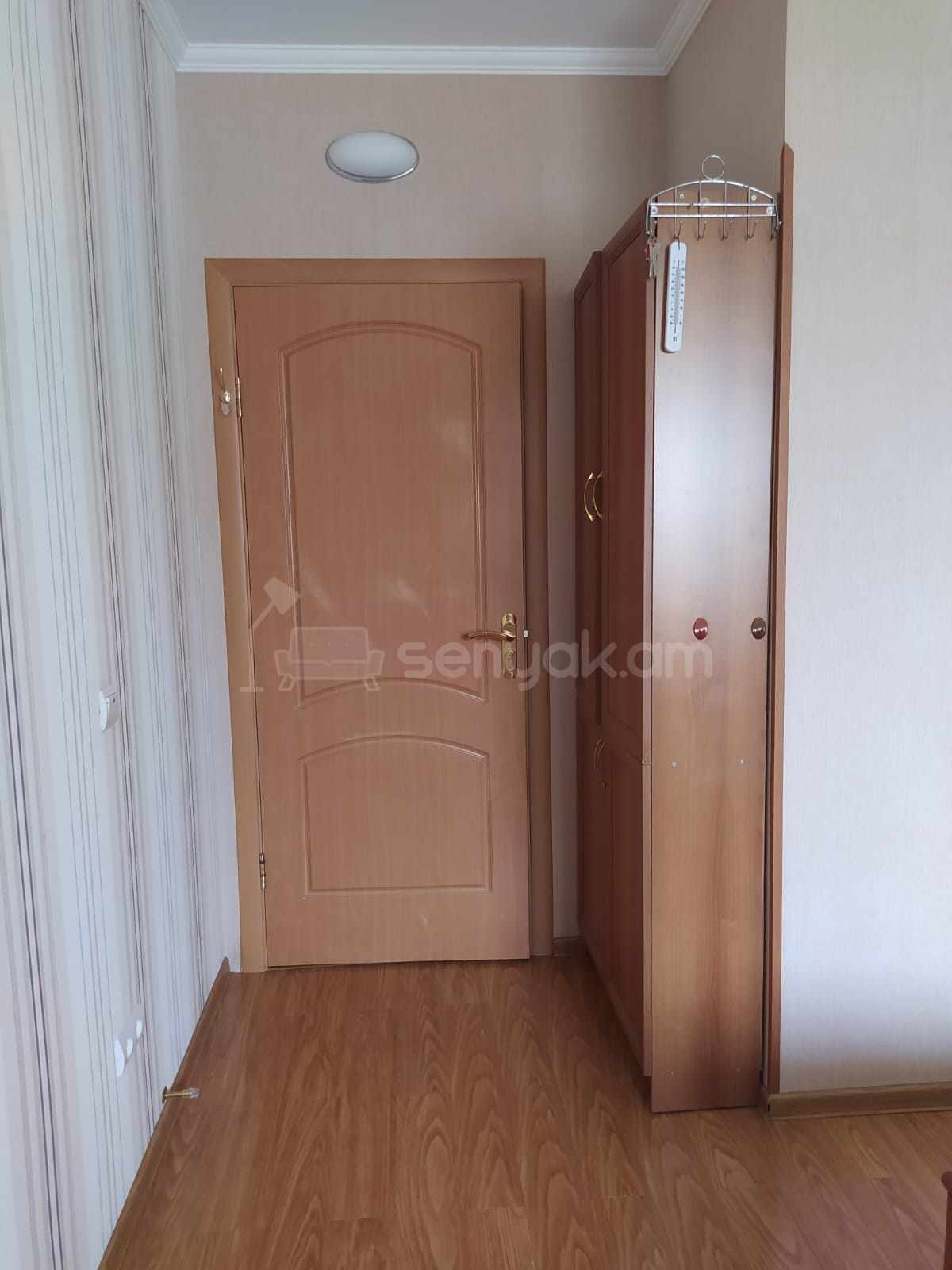 3 Սենյականոց Բնակարան Քարե Շենքում, 80քմ, 2/5 հարկ, Նորմալ Վիճակում, Կահավորված