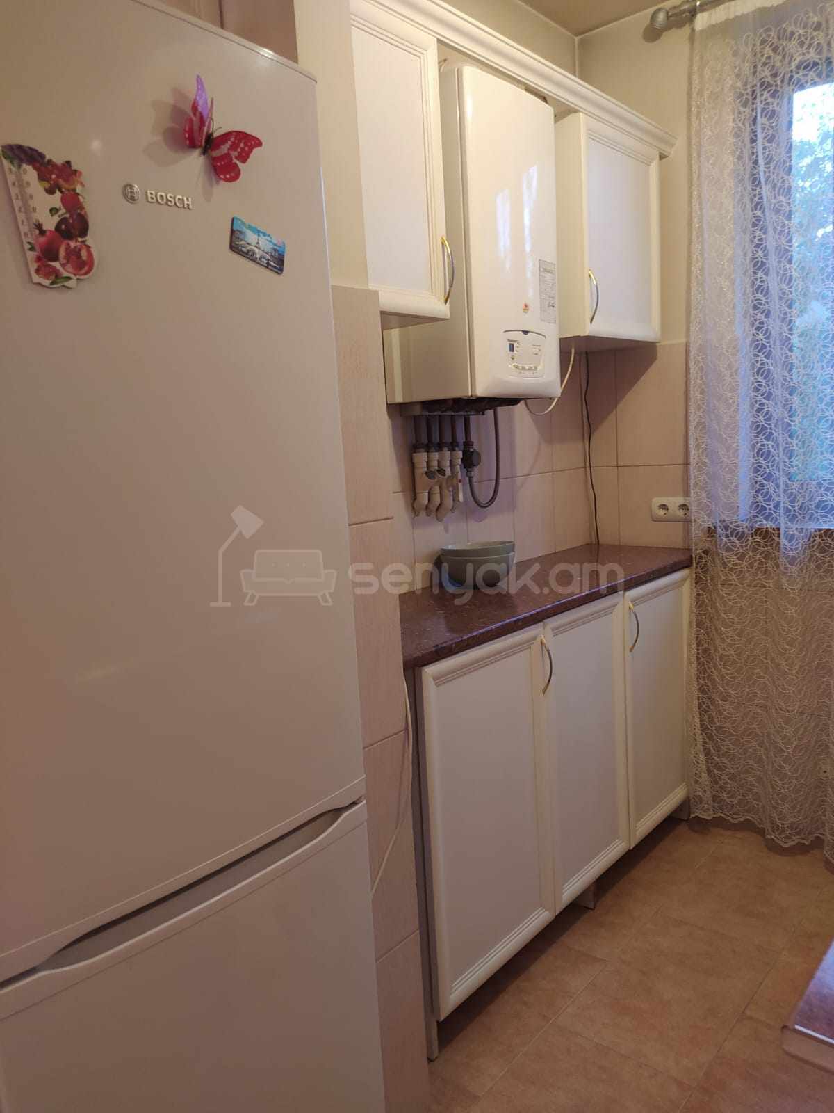 3 Սենյականոց Բնակարան Քարե Շենքում, 80քմ, 2/5 հարկ, Նորմալ Վիճակում, Կահավորված