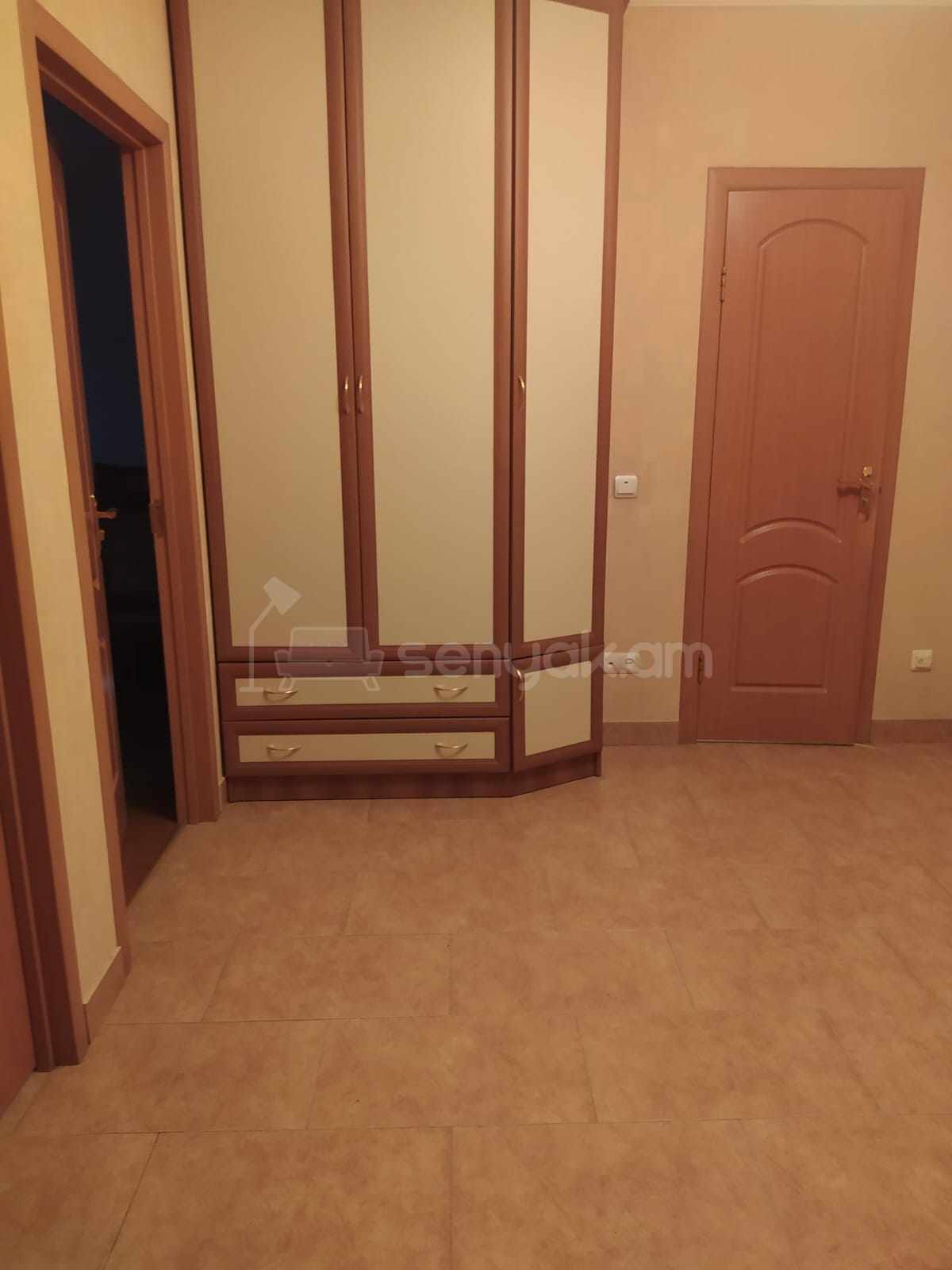 3 Սենյականոց Բնակարան Քարե Շենքում, 80քմ, 2/5 հարկ, Նորմալ Վիճակում, Կահավորված