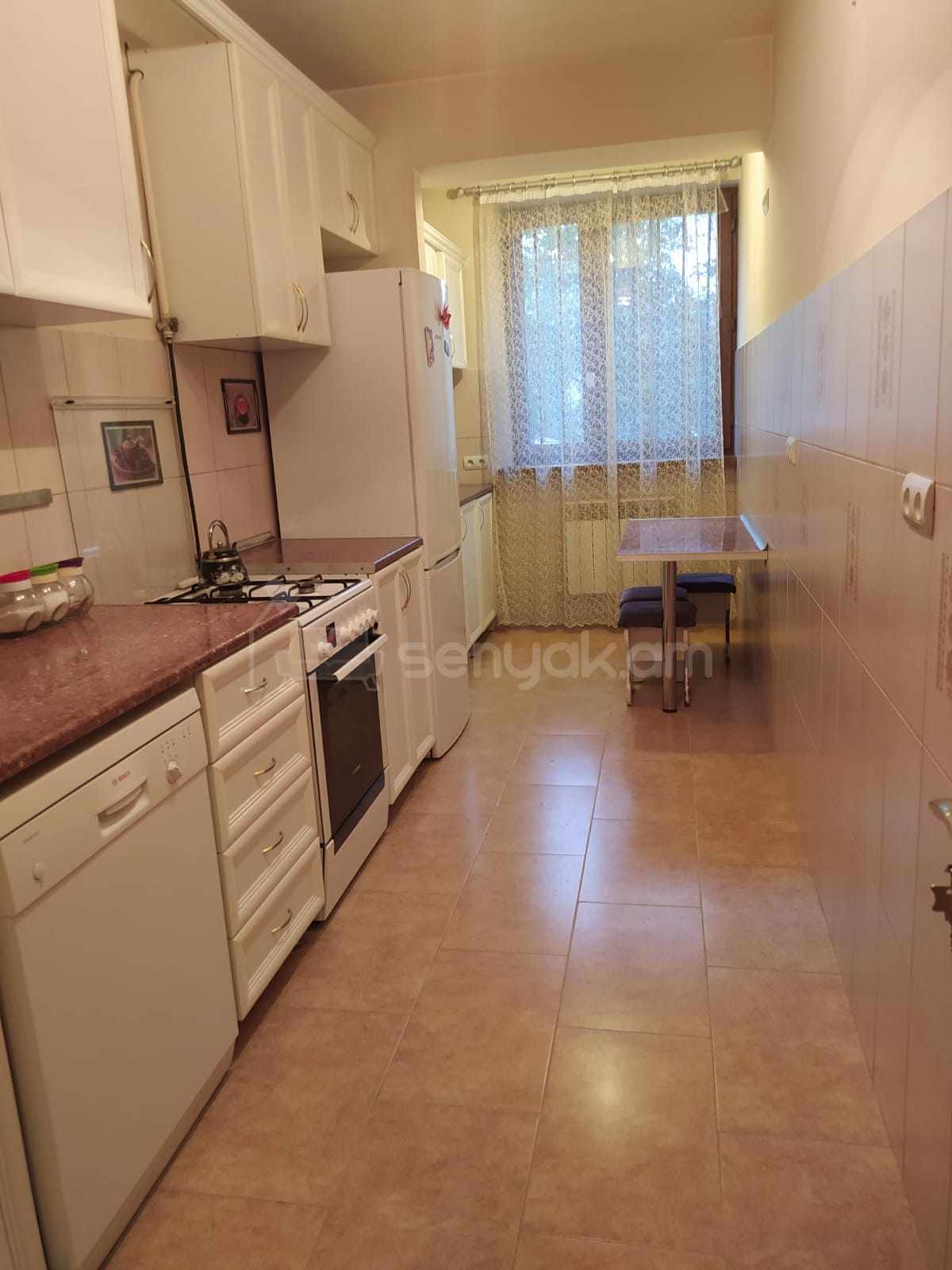 3 Սենյականոց Բնակարան Քարե Շենքում, 80քմ, 2/5 հարկ, Նորմալ Վիճակում, Կահավորված