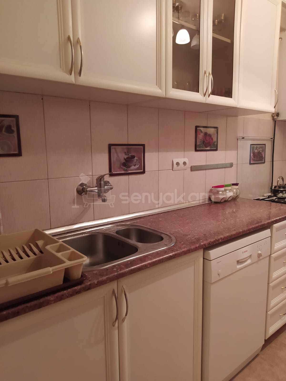 3 Սենյականոց Բնակարան Քարե Շենքում, 80քմ, 2/5 հարկ, Նորմալ Վիճակում, Կահավորված