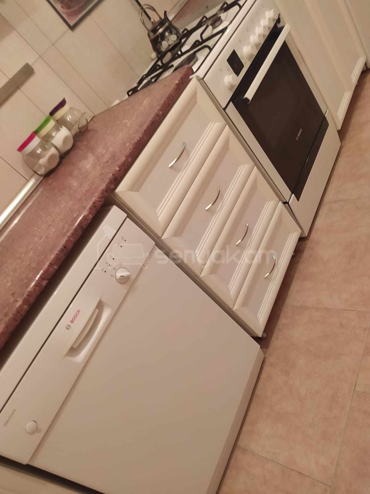 3 Սենյականոց Բնակարան Քարե Շենքում, 80քմ, 2/5 հարկ, Նորմալ Վիճակում, Կահավորված