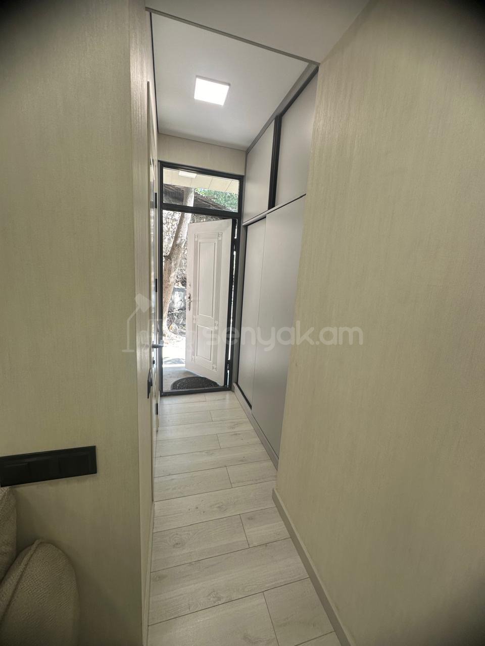 2 Սենյականոց Բնակարան Քարե Շենքում, 30քմ, 1/5 հարկ, Դիզայներական Վերանորոգված