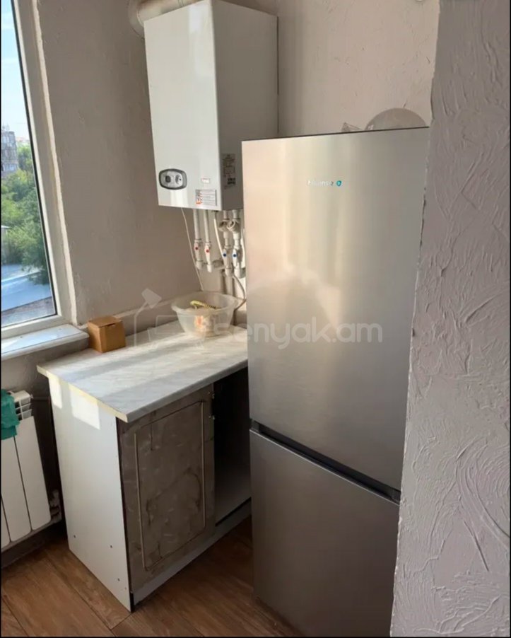 3 Սենյականոց Բնակարան Քարե Շենքում, 70քմ, 5/5 հարկ, Նորմալ Վիճակում, Կահավորված, Արևկող