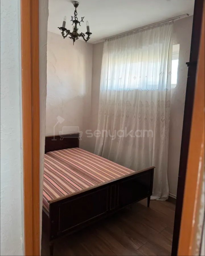 3 Սենյականոց Բնակարան Քարե Շենքում, 70քմ, 5/5 հարկ, Նորմալ Վիճակում, Կահավորված, Արևկող