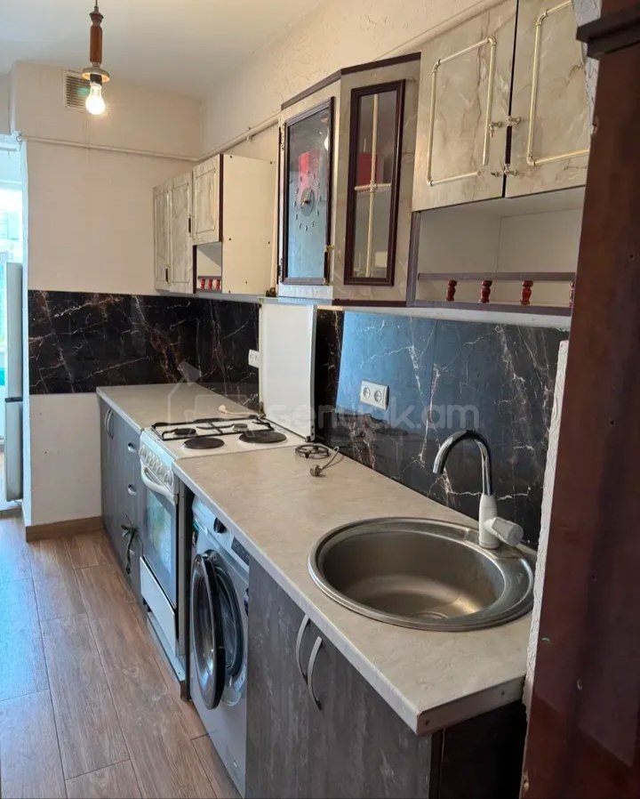 3 Սենյականոց Բնակարան Քարե Շենքում, 70քմ, 5/5 հարկ, Նորմալ Վիճակում, Կահավորված, Արևկող