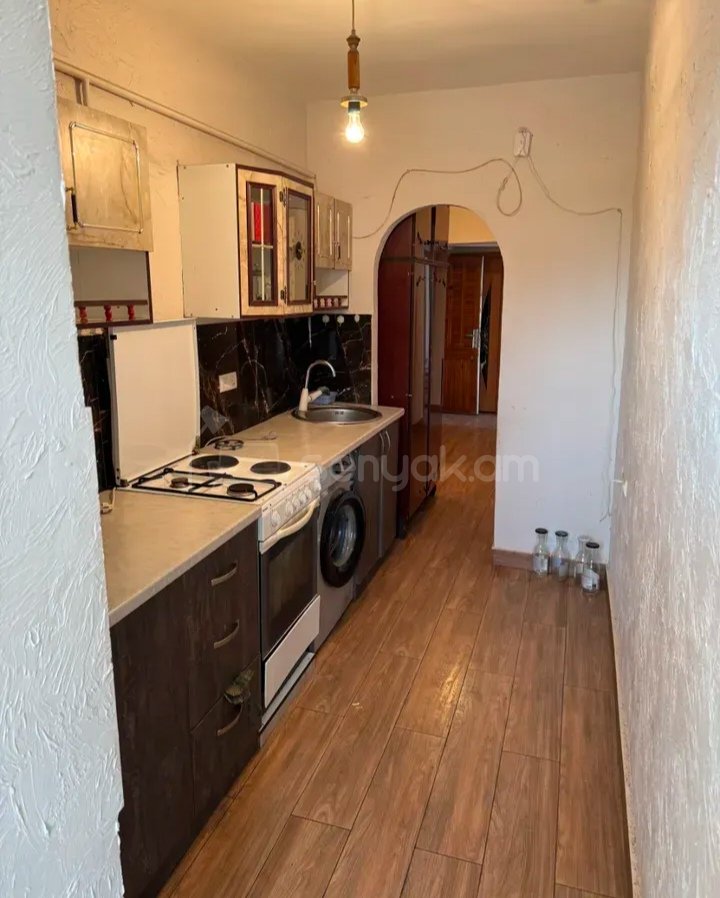 3 Սենյականոց Բնակարան Քարե Շենքում, 70քմ, 5/5 հարկ, Նորմալ Վիճակում, Կահավորված, Արևկող