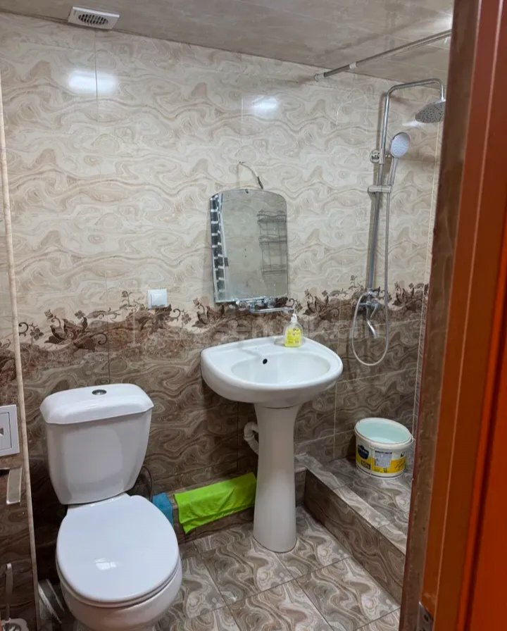 3 Սենյականոց Բնակարան Քարե Շենքում, 70քմ, 5/5 հարկ, Նորմալ Վիճակում, Կահավորված, Արևկող