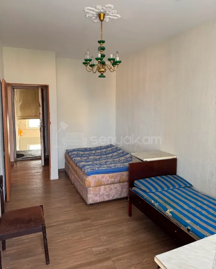 3 Սենյականոց Բնակարան Քարե Շենքում, 70քմ, 5/5 հարկ, Նորմալ Վիճակում, Կահավորված, Արևկող