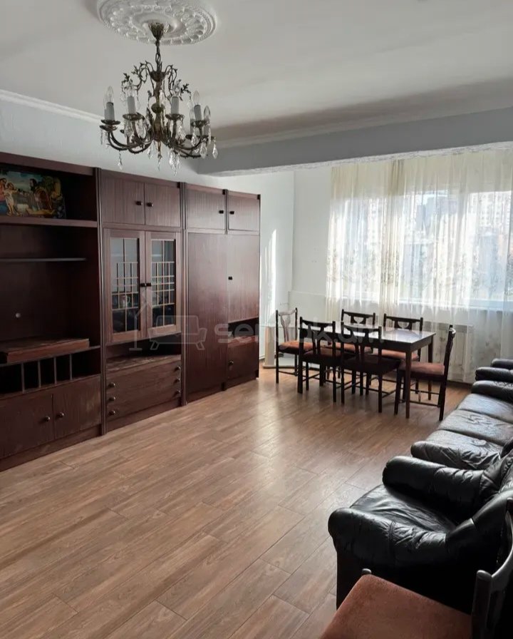 3 Սենյականոց Բնակարան Քարե Շենքում, 70քմ, 5/5 հարկ, Նորմալ Վիճակում, Կահավորված, Արևկող