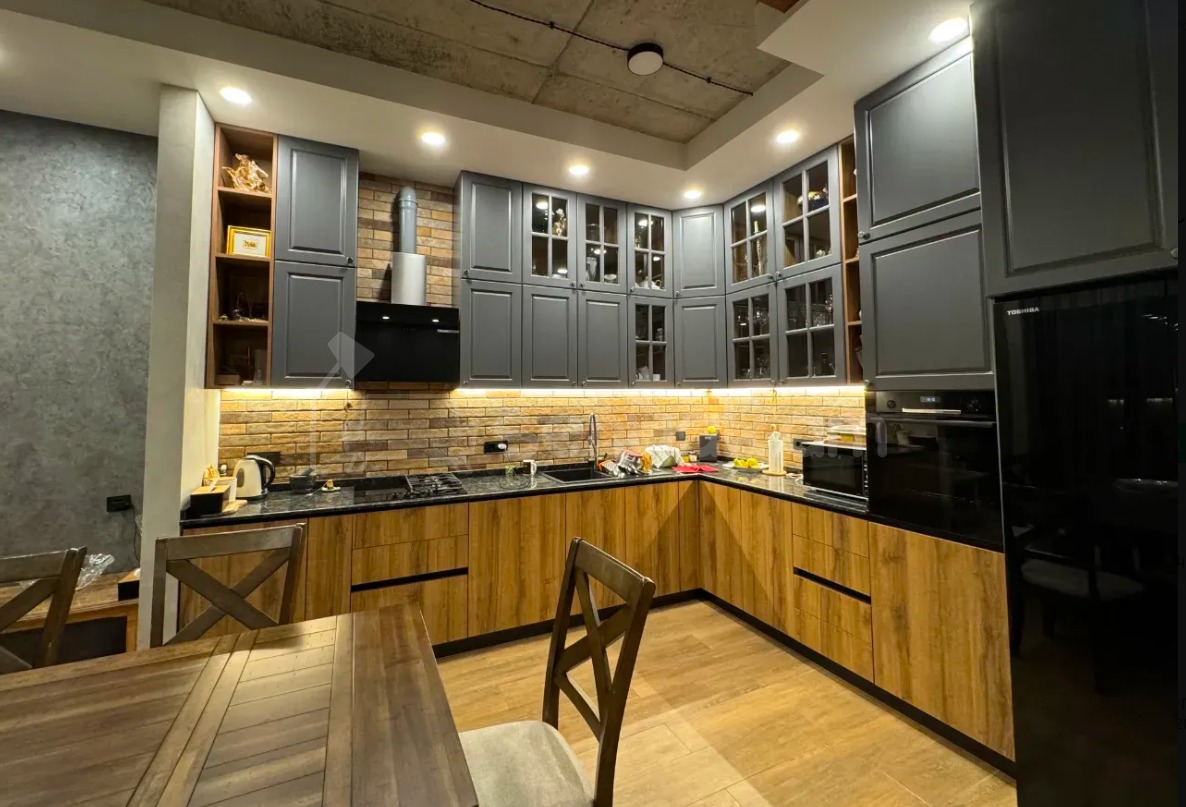 6 Սենյականոց Սեփական Տուն, 195քմ, Դիզայներական Վերանորոգված, Կահավորված, Ավտոտնակով